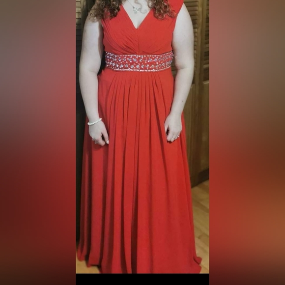 Very beautiful red prom dress - Picture 2 of 3
